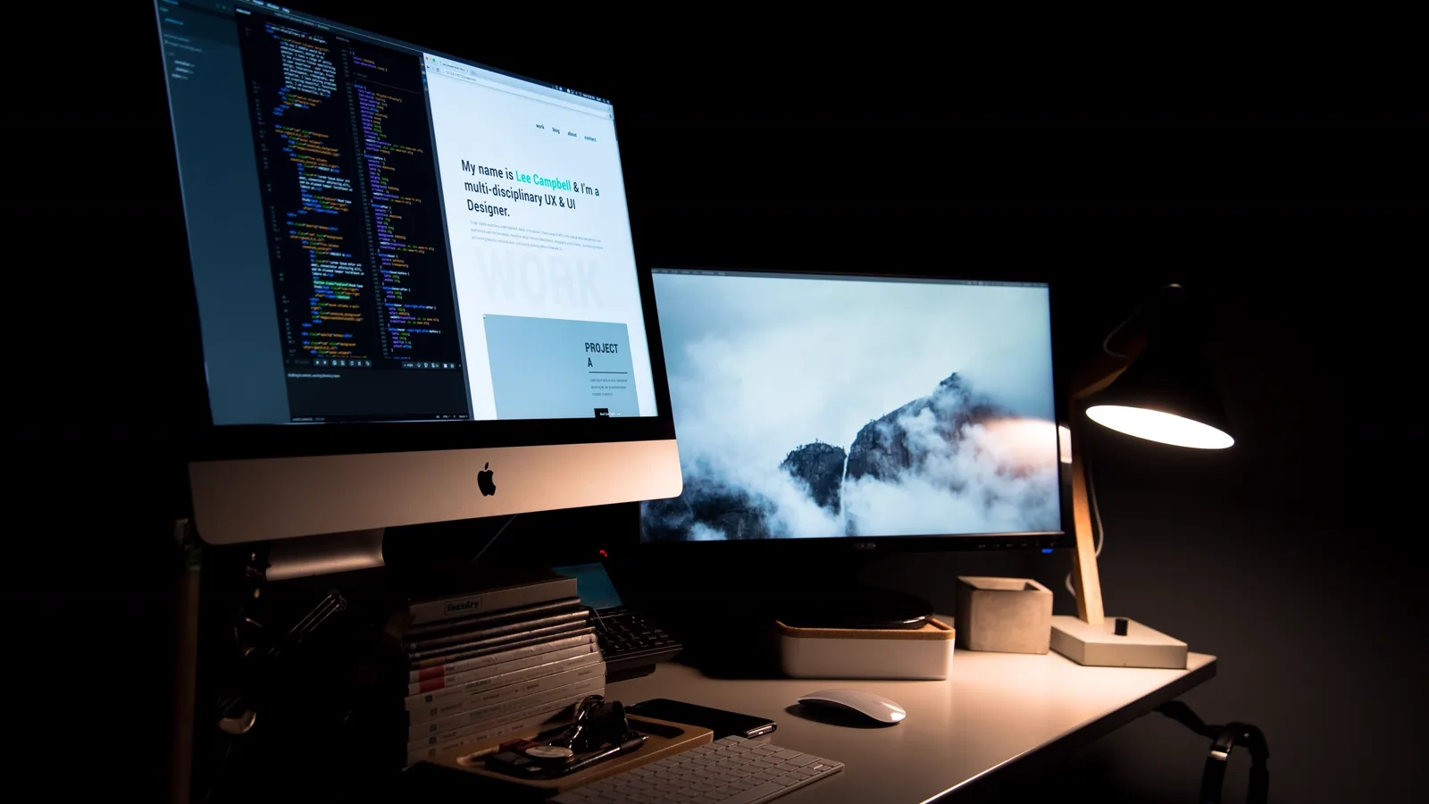 Bureau à deux moniteurs pour comparer résolution, espace et texte