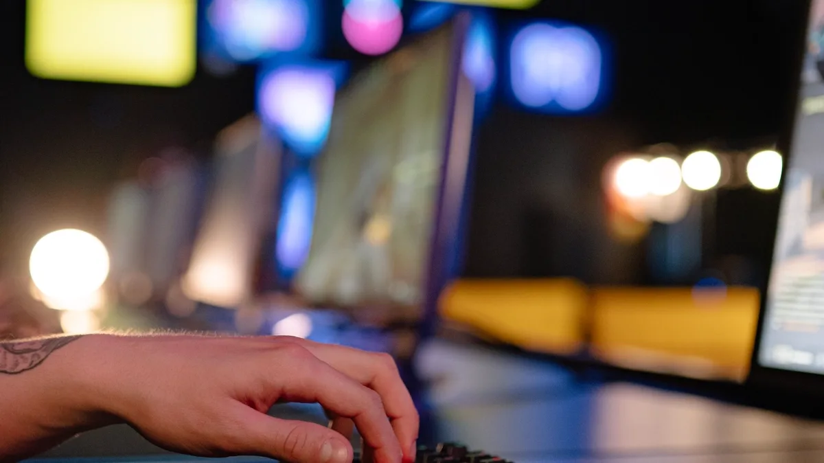 Tastatur und Monitor für hohe Bildwiederholrate und Reaktion
